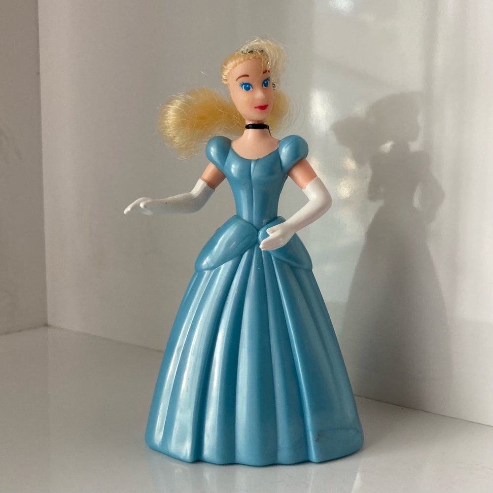 1995 Cinderella (with brush able Hair) from the Masterpiece Collection.